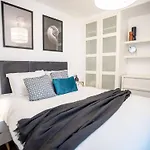 Three Bed With City View Shoreditch Perfect For Business Corporate Stays By Belvilla